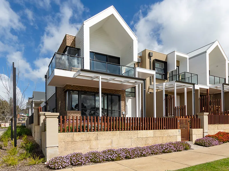 Lakeside living with absolute Springlake park frontage.