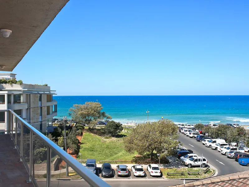 Beachside Apartment with Stunning Water Views