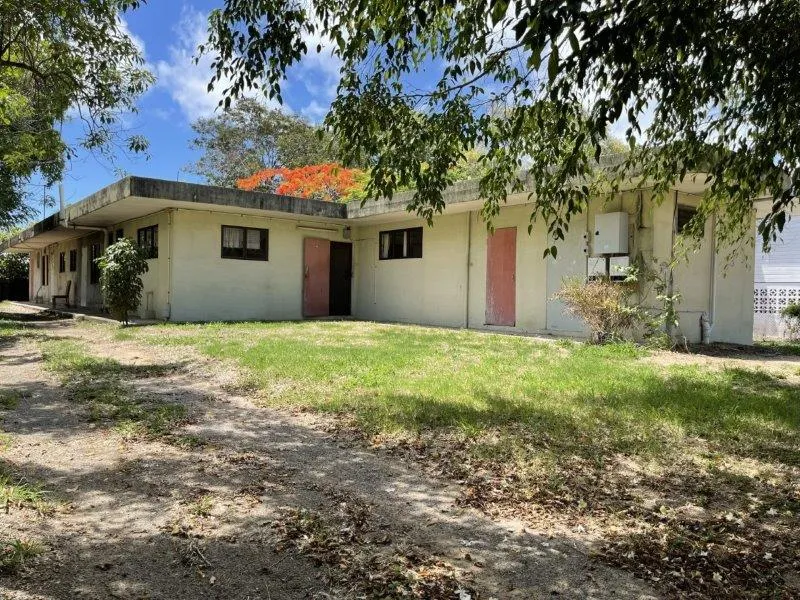 WOW! What an Unusual House - 6 Bedrooms - 6 Bathrooms on 1012m2