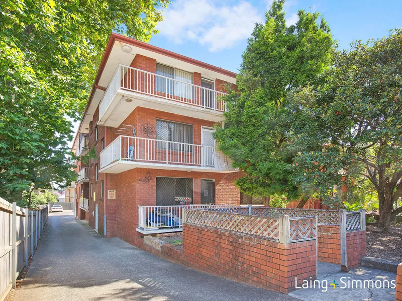 Original Full Brick Apartment… Walk To Station