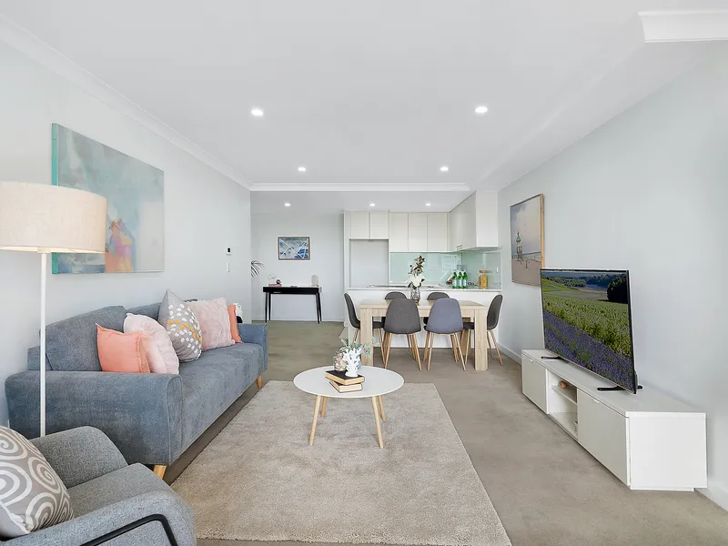 Sophisticated & Refined Apartment with North Facing Balcony 