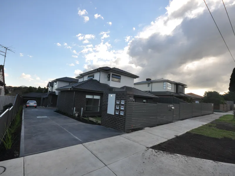STUNNING SINGLE LEVEL TOWNHOUSE