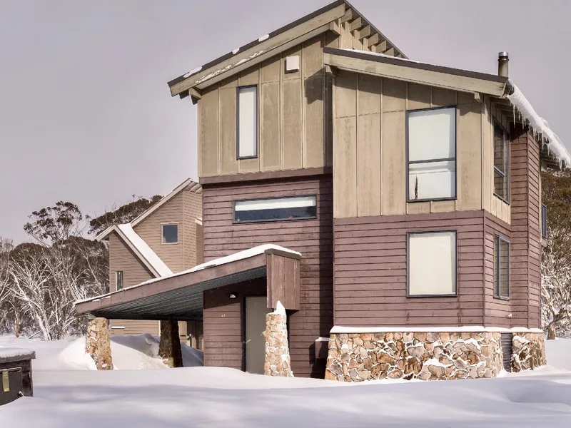 FULL FRONTAGE ON 323 SQM