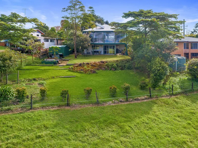 Large Central Maleny Home + Views!