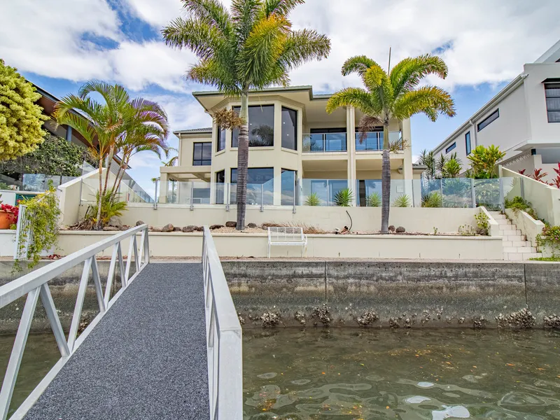 Six Bedroom Waterfront Home - Ultimate Living on The Gold Coast - Sovereign Island