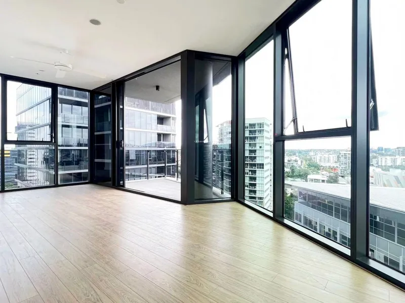 Brand New 3 Bedroom Apartments, Dual Kitchen & Dual Entry.