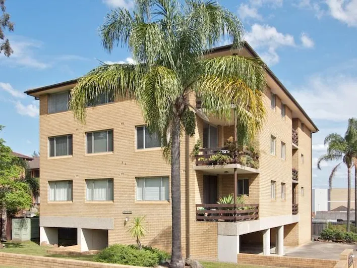 MODERN AND WALK TO STOCKLANDS AND STATION