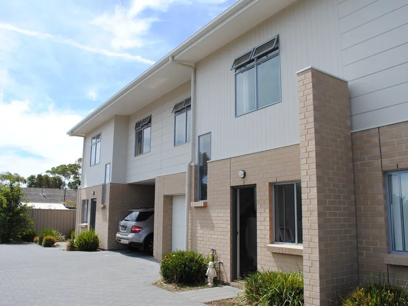 3 BEDROOM TOWNHOUSE/2 LIVING AREAS/2 TOILETS/SMALL GROUP/BEAUTIFULLY PRESENTED/GREAT LOCATION