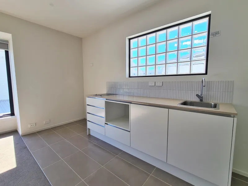 - STUDIO APARTMENT IN DESIRABLE LOCATION -