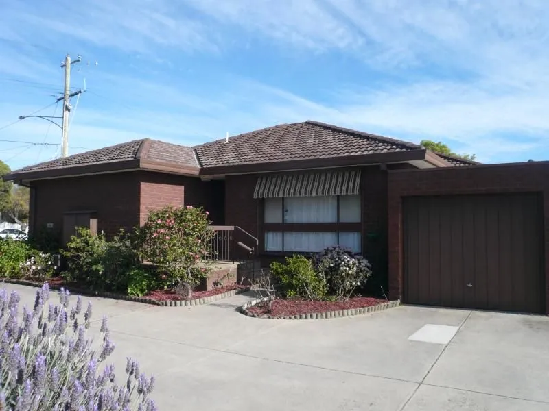 Walk to Oakleigh Shops and Rail!