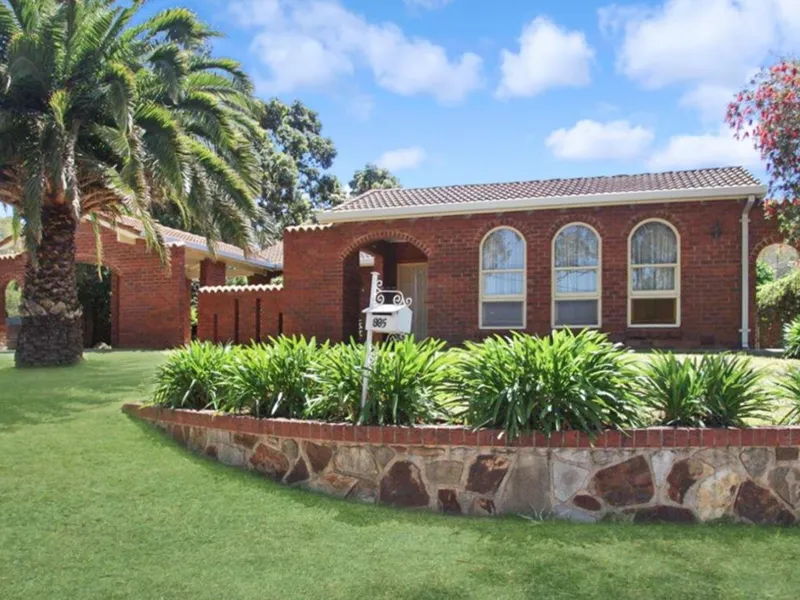 LARGE FAMILY HOME WITH GATE ACCESS TO REAR LOCAL PARK