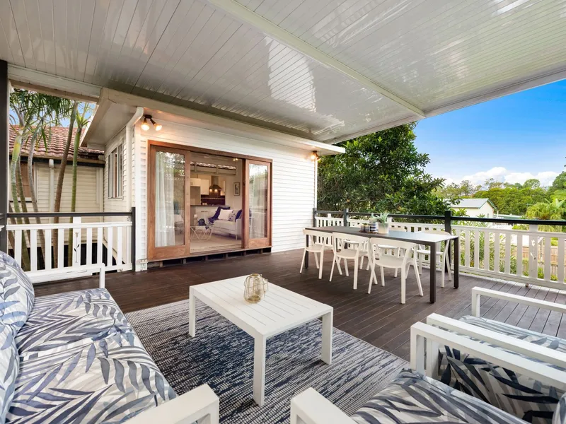 Classic Family Home in Ever Popular Hawthorne!