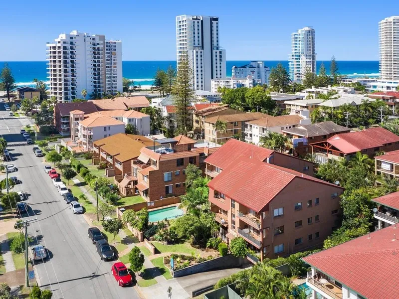 Broadbeach metres to Beach - Investor Liquidates 