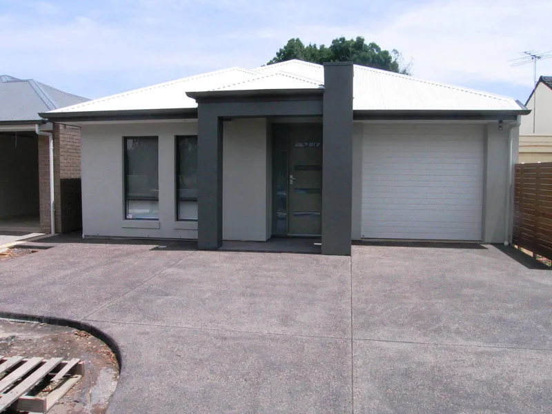 Modern 3 Bedroom Courtyard Home with loads of Extras