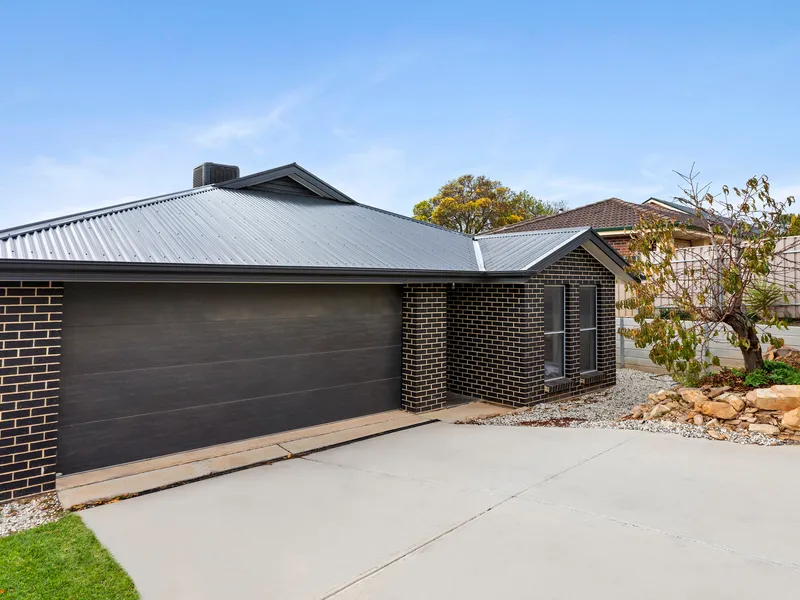 Modern, Stylish & Contemporary Family Home - Panoramic Rear Yard Views