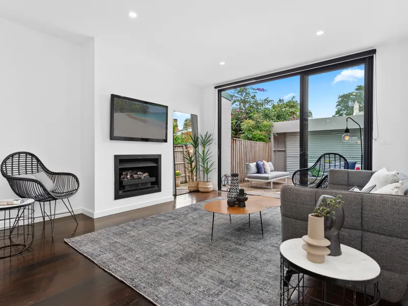 STUNNING HOME IN PRIME LOCATION