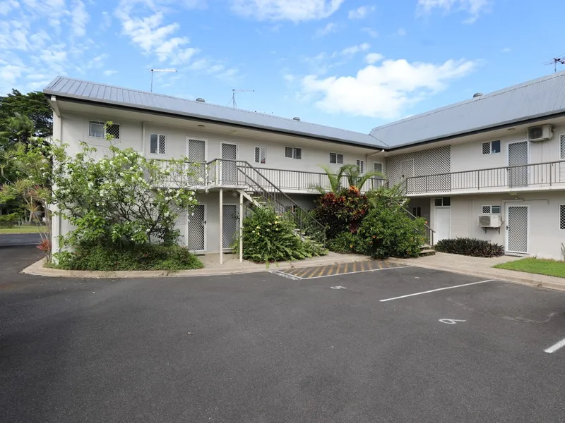 Ground Floor Unit - Freshly Painted - Pool - Carport - Walk to Stockland Shops