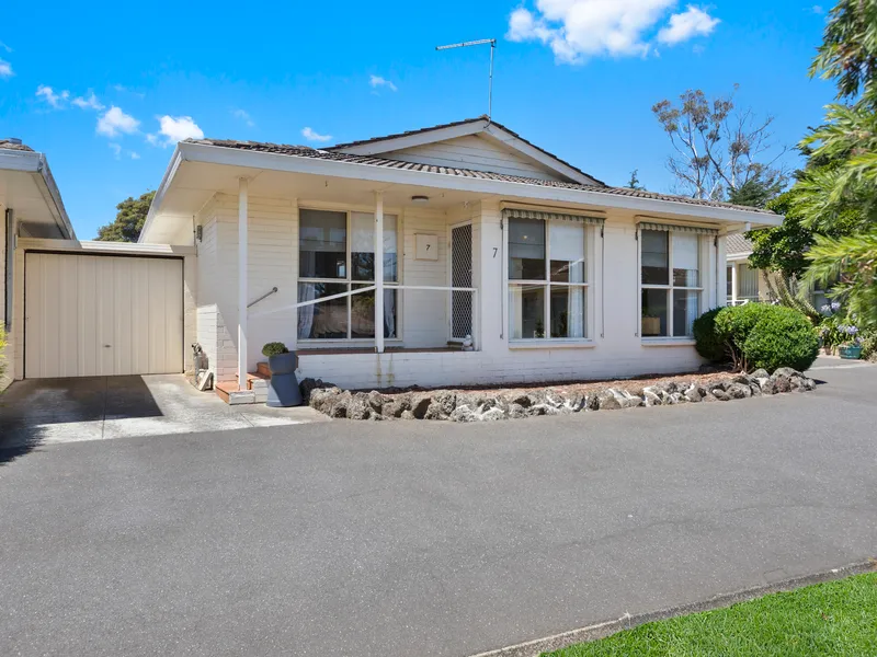 Spacious Unit - Walk to Village