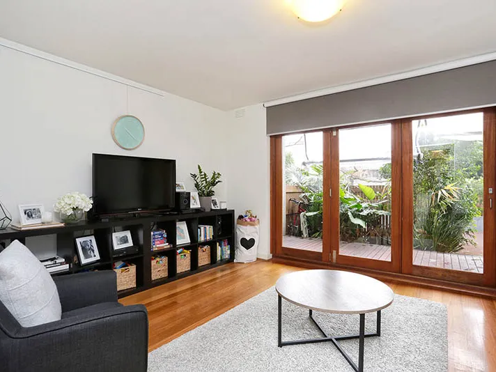 2 WEEKS FREE RENT -Modernised apartment in an enviable locale