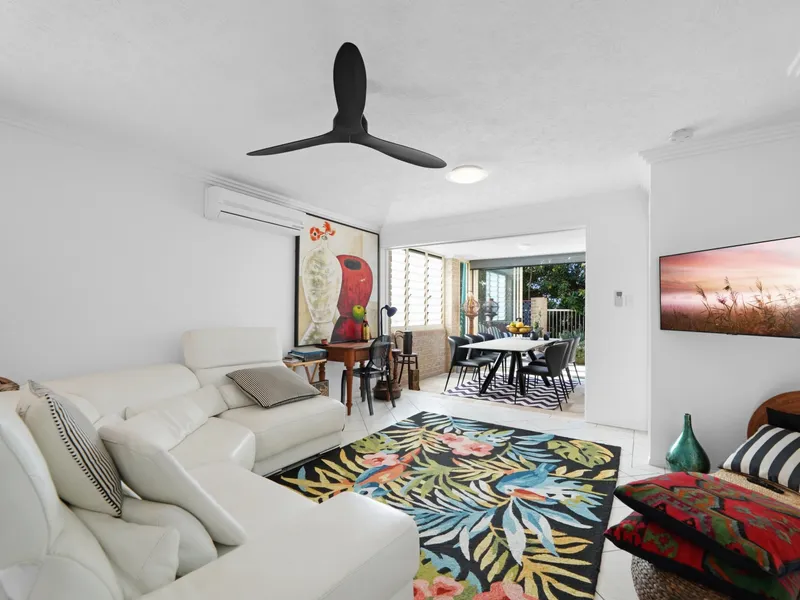 FULLY FURNISHED AND FABULOUS - STROLL TO BURLEIGH BEACH