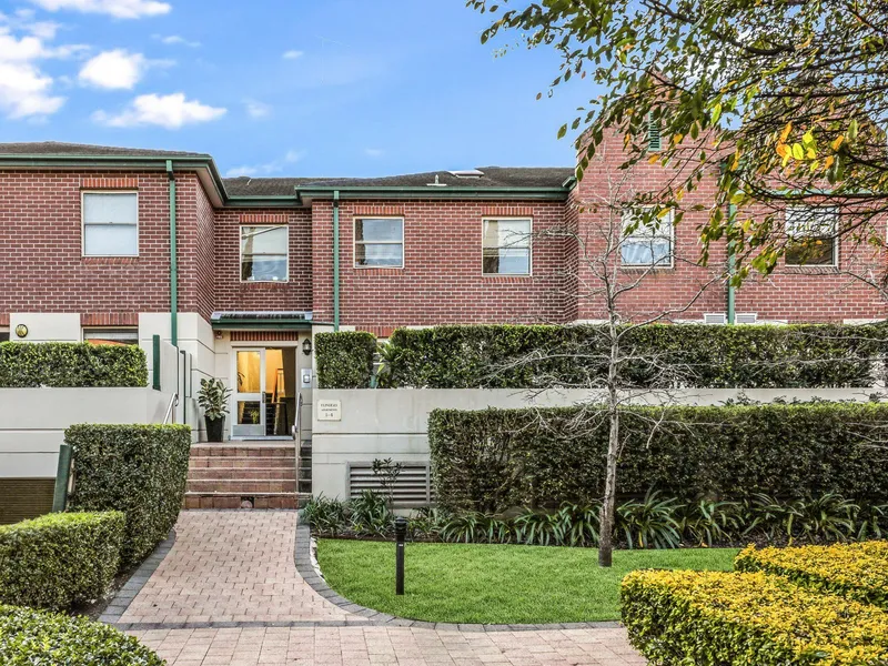 “House Like 3 Bedroom Garden Apartment with Dual Courtyard