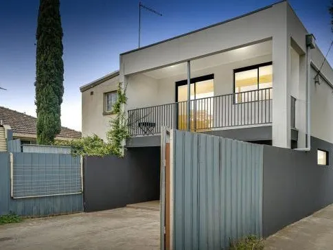 Modern 3 Bedroom Home, 2 Living rooms & off Street Parking