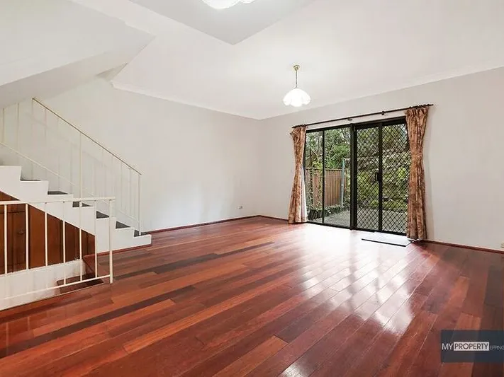 VALUE FOR MONEY TOWNHOUSE, PET FRIENDLY & 2 CAR GARAGE