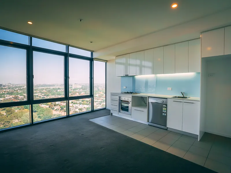 Beautiful, Modern Apartment with Floor to Ceiling Windows 24th Storey Views 