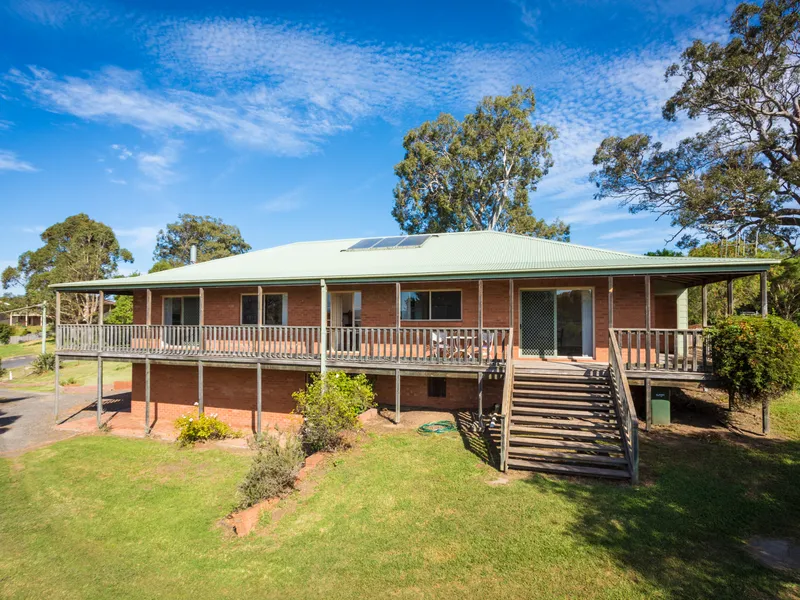 LARGE FAMILY HOME, 1 ACRE, IN TOWN!