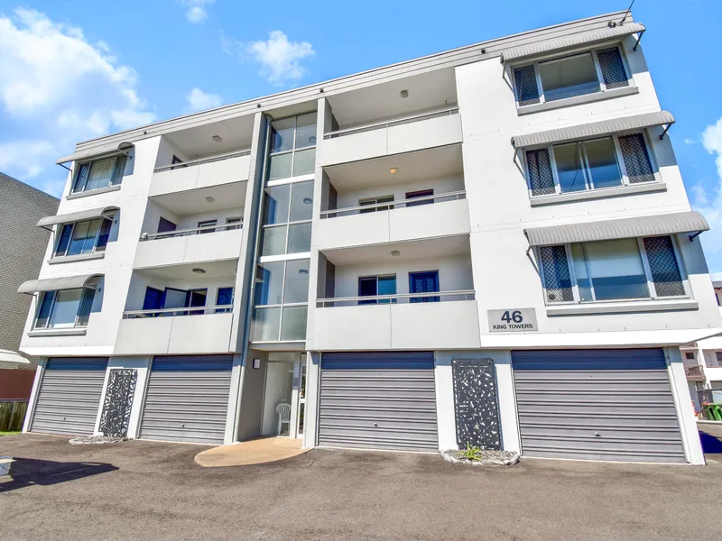 Coastal unit with Ocean views, fresh paint & carpet throughout!