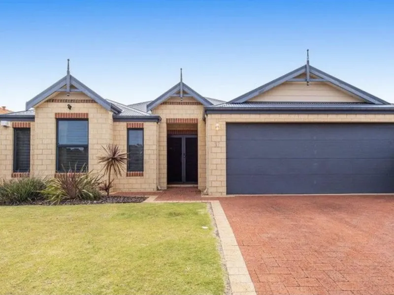 Close to Beach and Opposite Park