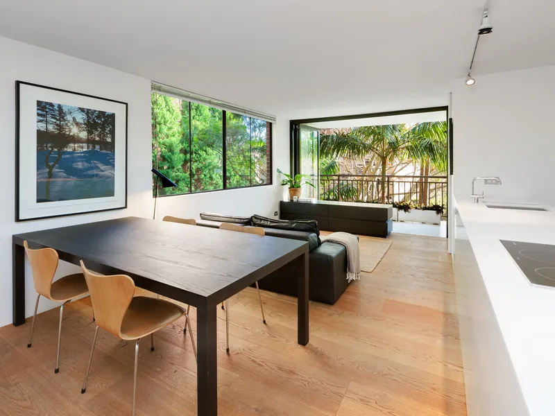 Charming 2-Bed Apartment In Prime Macleay St Position, With Parking