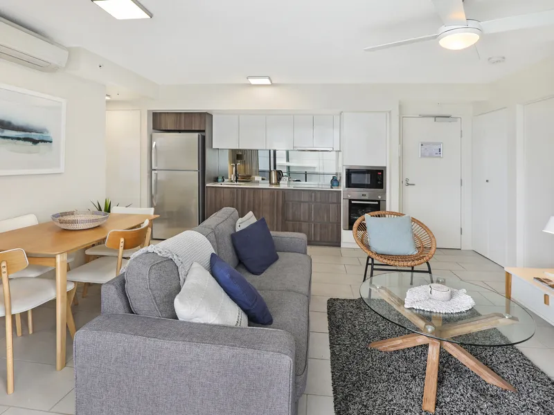 FIRST LIGHT - LUXURY AND STYLE 100 METRES FROM THE BEACH!