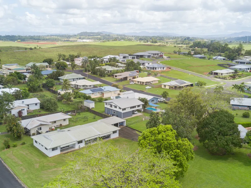 LARGE FAMILY HOME WITH GORGEOUS BLACK BEAN FLOORS