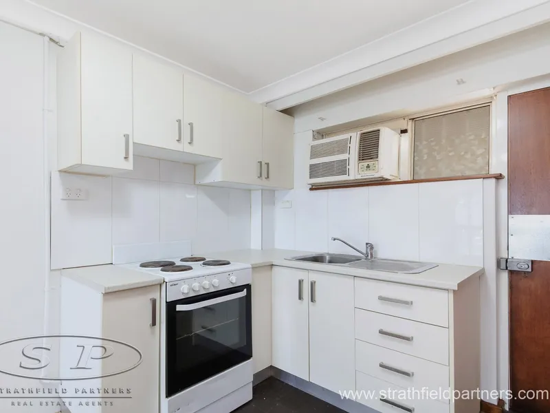 Neat Studio, Walk to the Station