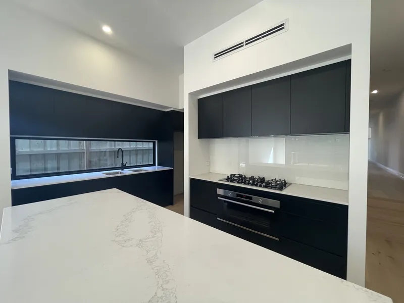 NEW, LIGHT FILLED FAMILY LIVING IN THE HEART OF CAULFIELD!