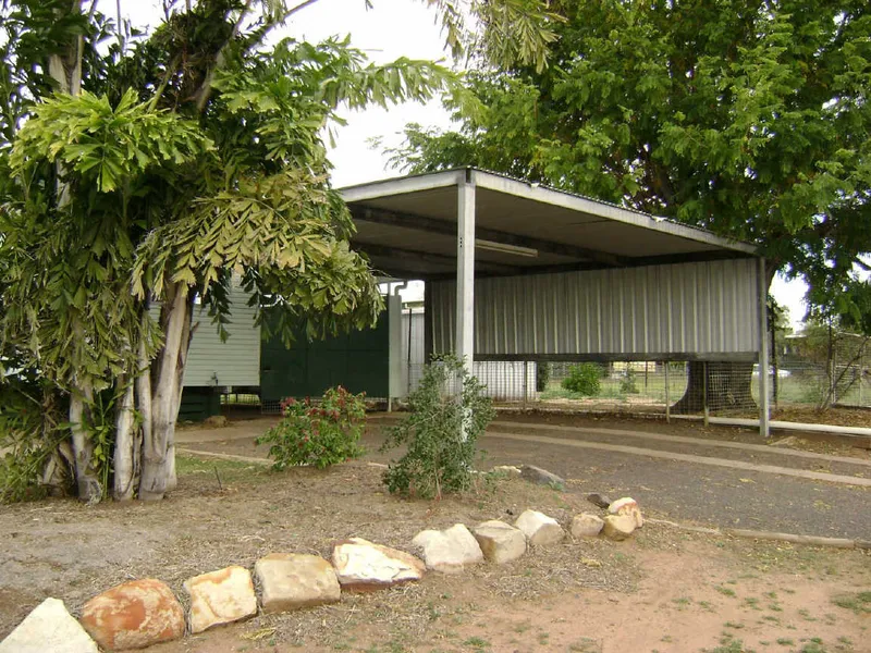 BEAUTIFULLY PRESENTED 3 BEDROOM LOWSET