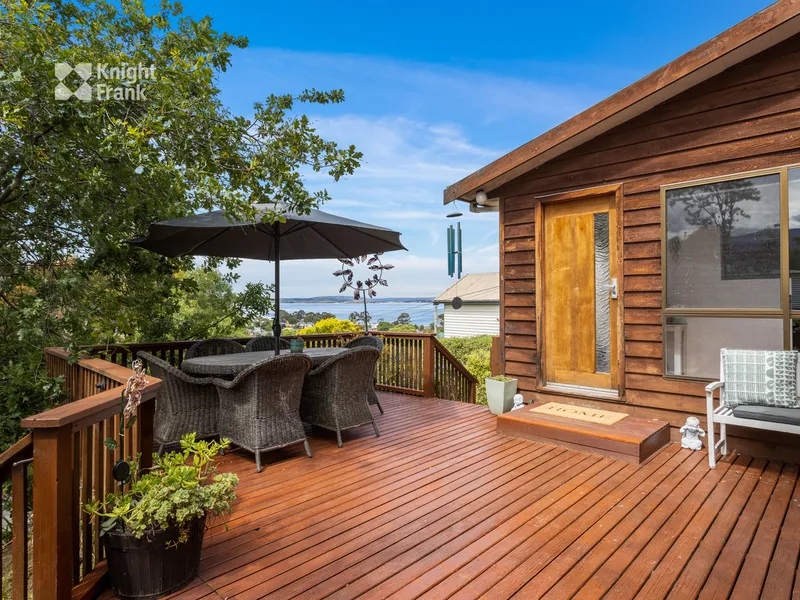 Laid-back living with show-stopping water and golf course views