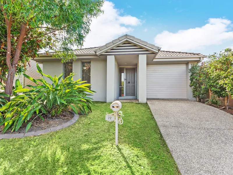 Gorgeous home, Opposite a Park!