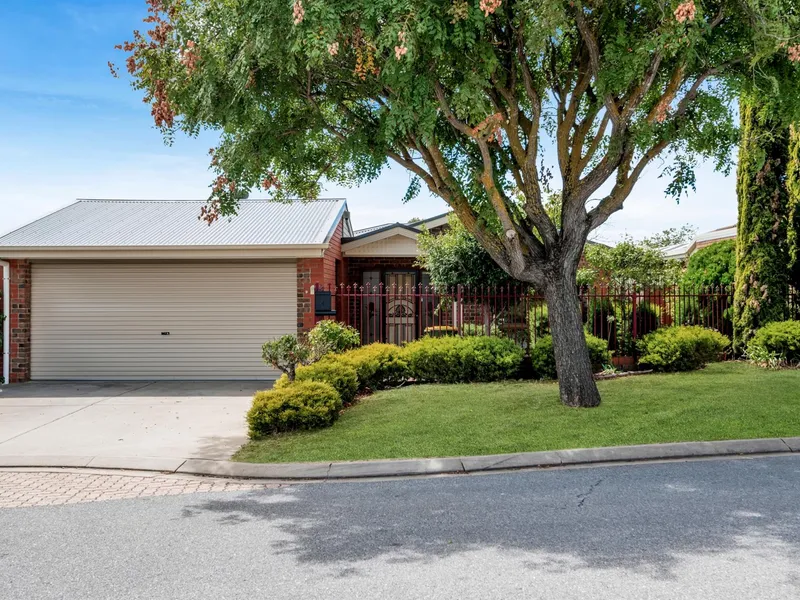 **UNDER CONTRACT** EXCELLENT LOCATION READY TO MOVE IN AND ENJOY