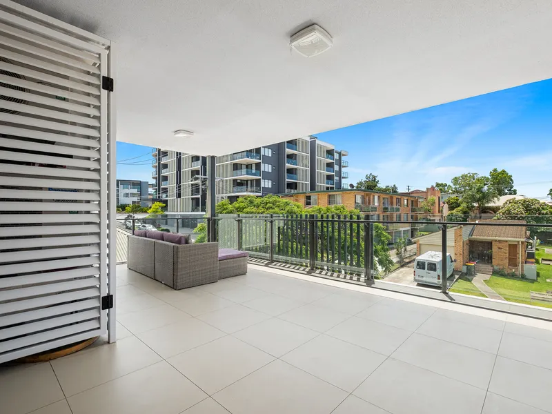 Massive Entertainers Balcony - Amazing Value in Wooloowin!