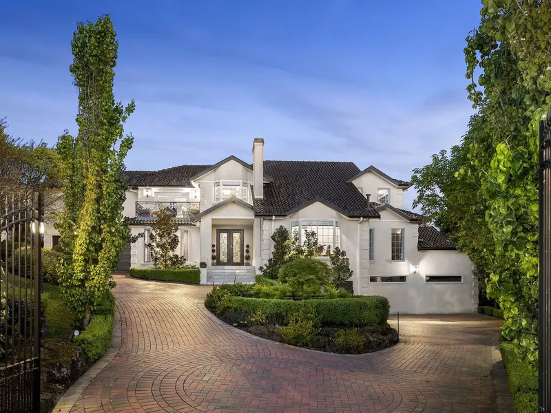 La Chateau De Lumiere: Grand and Luxurious Mansion with Resort Facilities