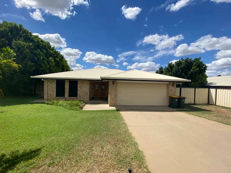 LARGE MODERN OPEN PLAN BRICK HOME WITH A STYLISH KITCHEN, IN A FAMILY FRIENDLY STREET!