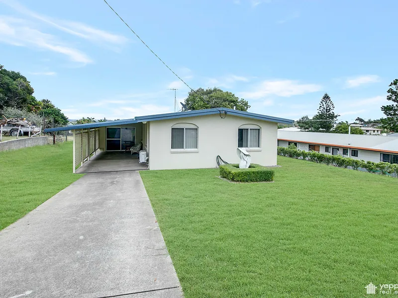 Coastal home on ¼ acre close to beach with a Shed
