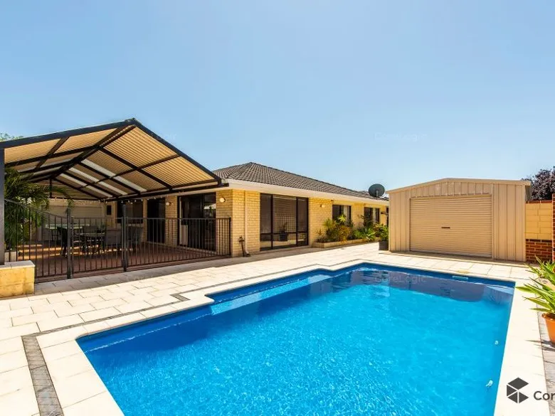 HUGE FAMILY HOME, W/ POOL & SHED!!!