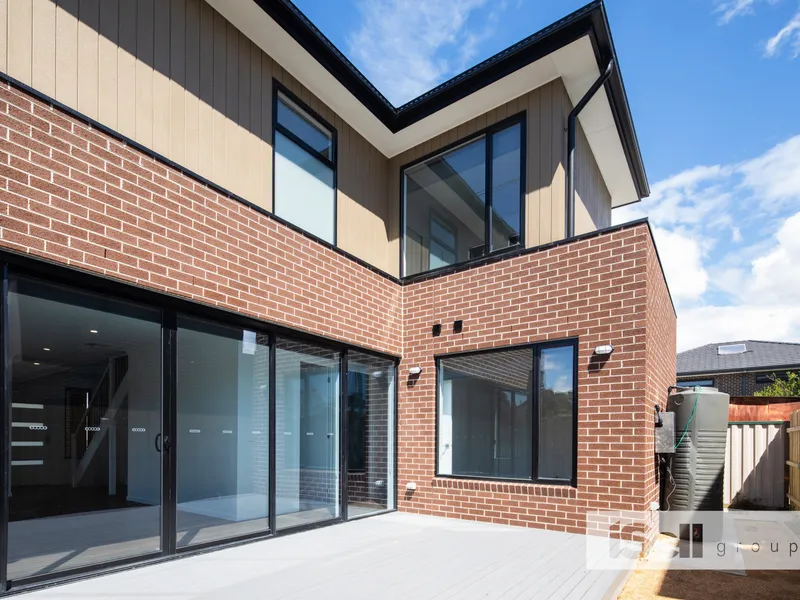 Town Residence in Prime Location!