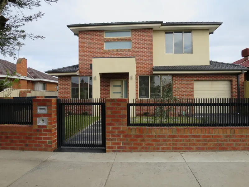 NEAR NEW TOWNHOUSE,  EXTRA SPACIOUS & WITH OWN DRIVEWAY