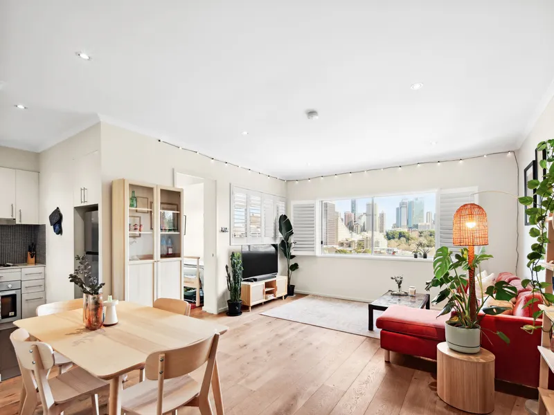 Modern Top Floor Apartment With Iconic Views