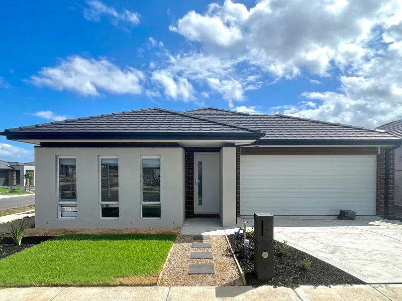 Brand New 4 Bedroom Family Friendly Home! 40 Cabo Circuit, Clyde North VIC 3978
