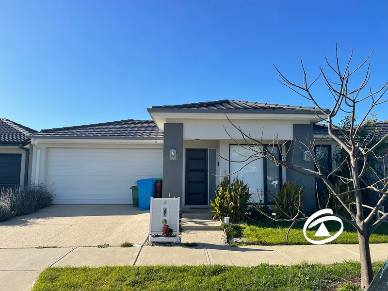 MODERN HOME ON THE DOORSTEP OF CASEY FIELDS